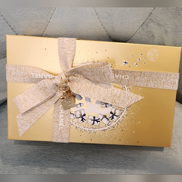 Chanel 2023 Holiday giftset - On The Go Moisture - Picture 3 of 3